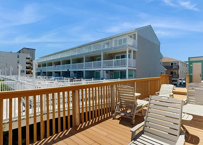 Luxurious Oceanfront Townhome With Private Deck And Panoramic Coastal Views *