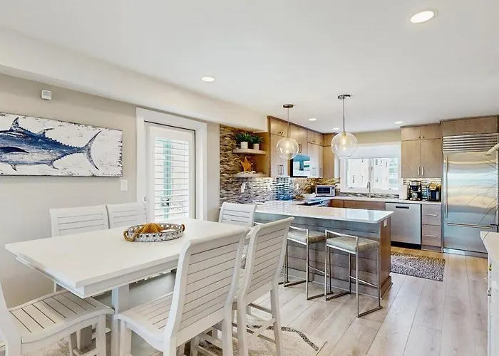 Holiday home Luxurious Oceanfront Townhome With Private Deck And Panoramic Coastal Views