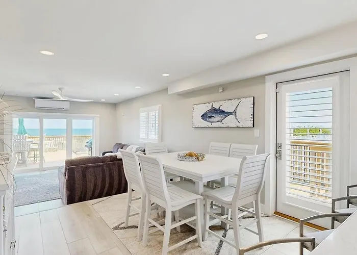 Luxurious Oceanfront Townhome With Private Deck And Panoramic Coastal Views *