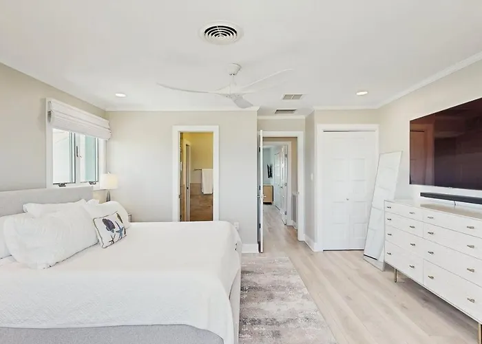 Luxurious Oceanfront Townhome With Private Deck And Panoramic Coastal Views