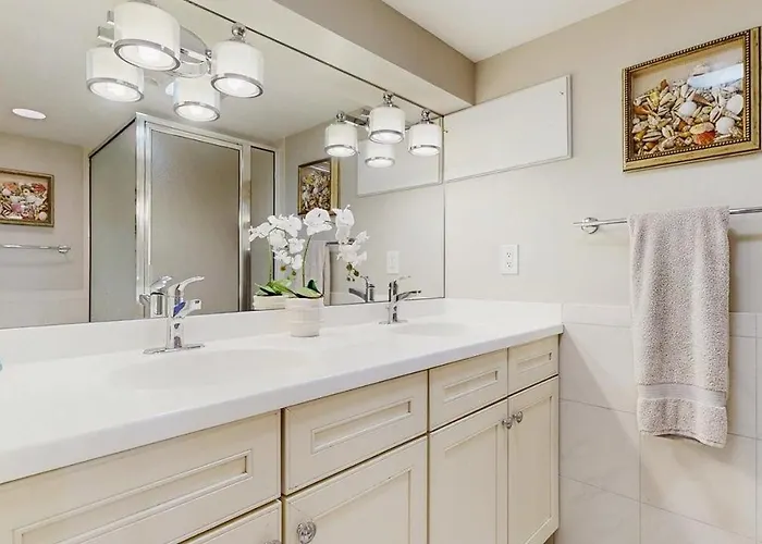 Holiday home Luxurious Oceanfront Townhome With Private Deck And Panoramic Coastal Views *