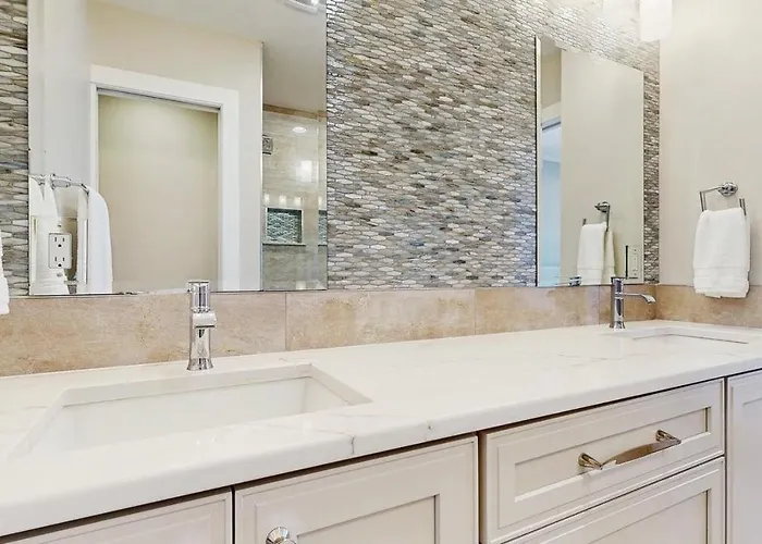 Luxurious Oceanfront Townhome With Private Deck And Panoramic Coastal Views *