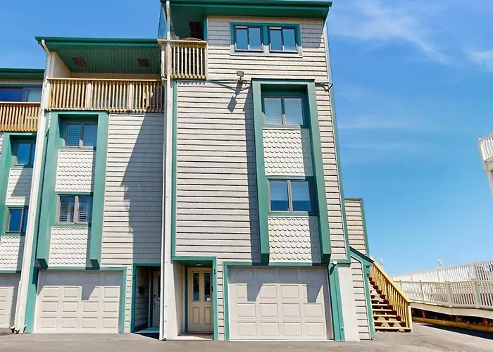 Luxurious Oceanfront Townhome With Private Deck And Panoramic Coastal Views Ocean City